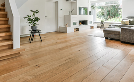 clean laminate floor in the living room