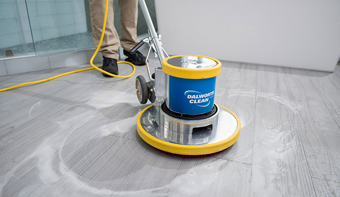 Bathroom tiles cleaning using an industrial machine